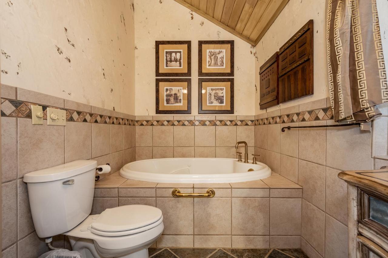 The Rusty Nail Villa McHenry Ngoại thất bức ảnh