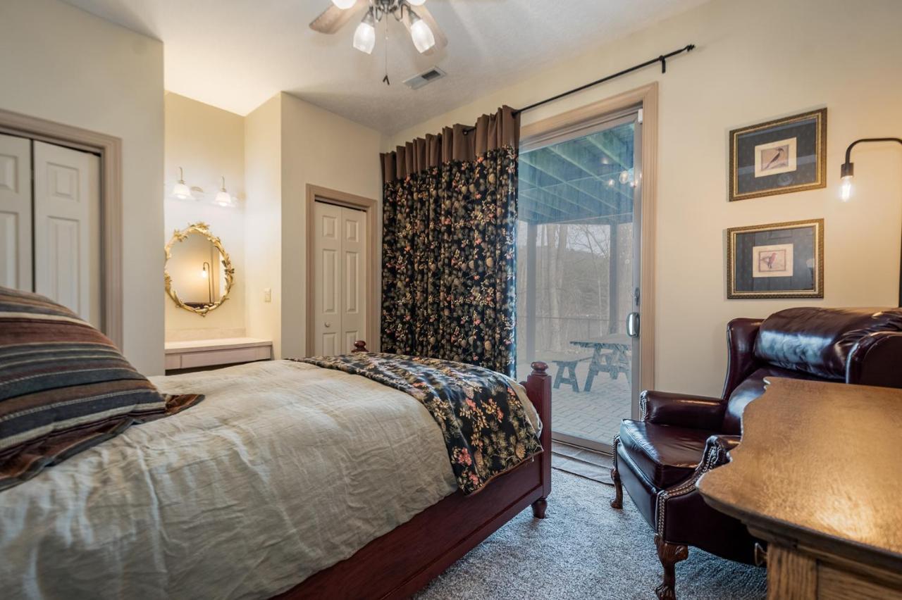 The Rusty Nail Villa McHenry Ngoại thất bức ảnh